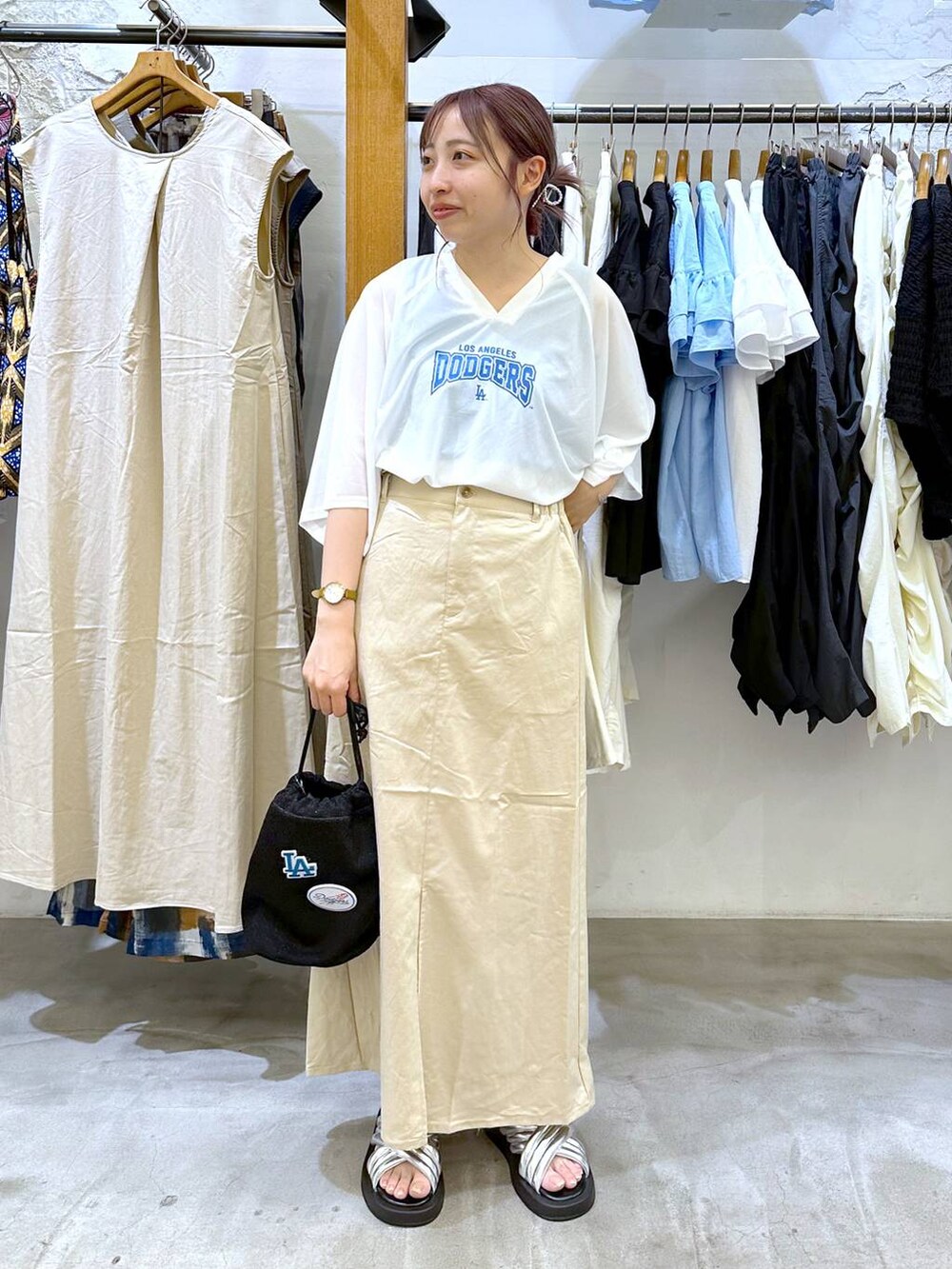 シルバー系のサンダル、ブルー系のタンクトップ、ホワイト系のTシャツ/カットソーを着用したレディースの夏コーディネートの6枚目の写真
