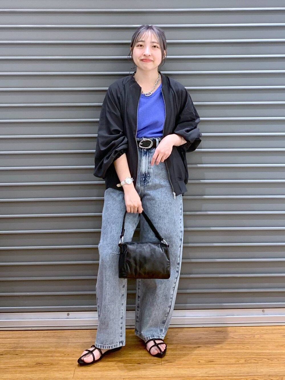 ブルー系のデニムパンツ、パープル系のTシャツ/カットソー、グレー系のブルゾンを着用したレディースの春コーディネートの5枚目の写真