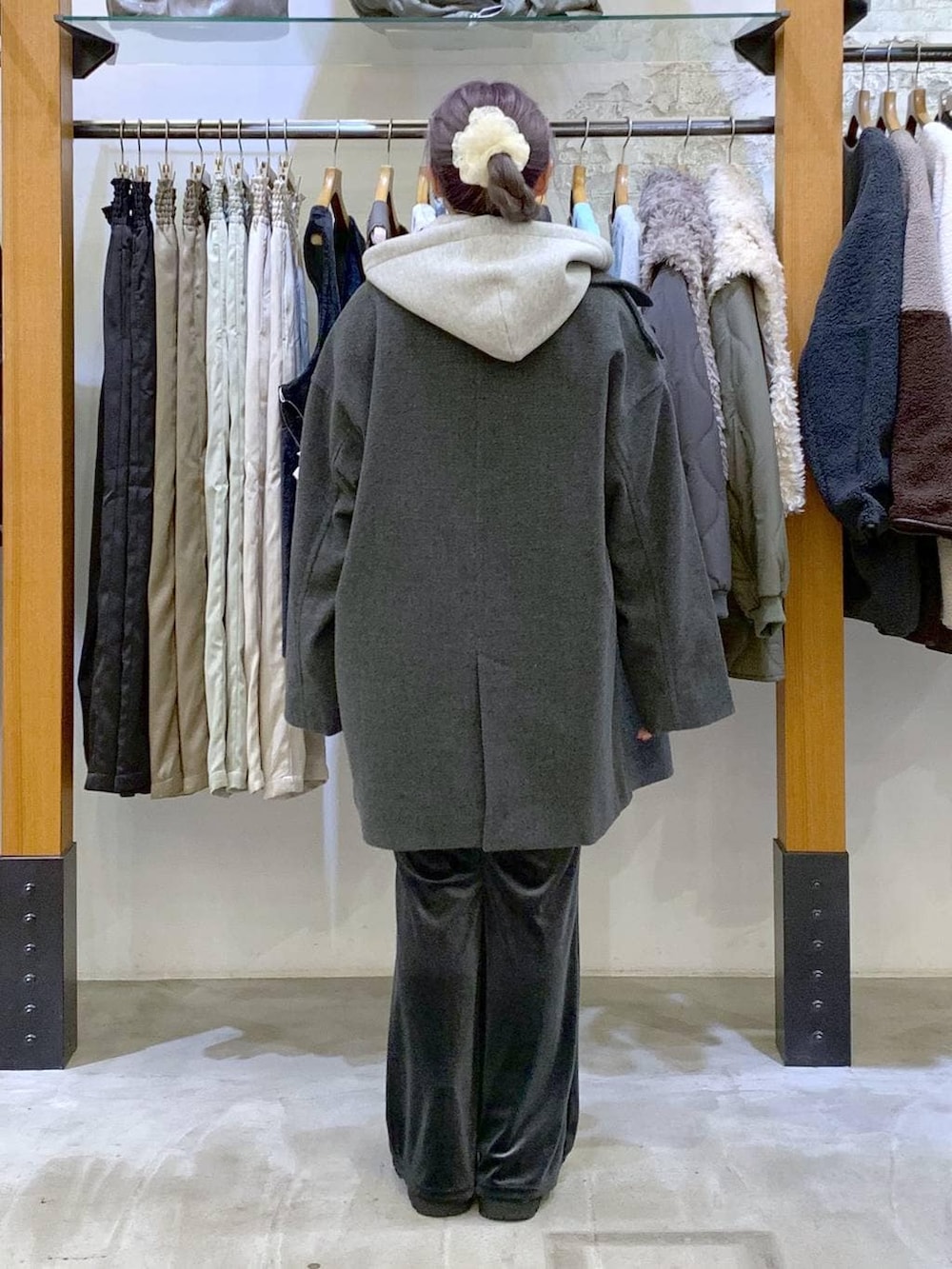 グレー系のニット/セーター、グレー系のその他アウター、ブルー系のその他パンツを着用したレディースの冬コーディネートの2枚目の写真