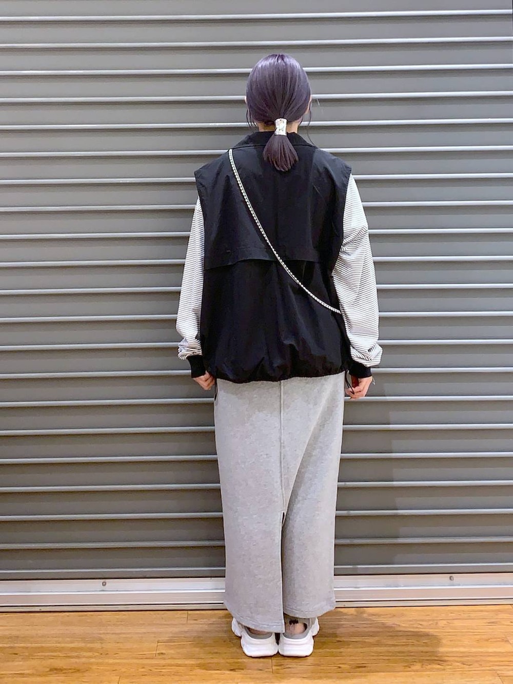 ブラック系のベスト、シルバー系のサンダル、グレー系のTシャツ/カットソーを着用したレディースの春コーディネートの2枚目の写真