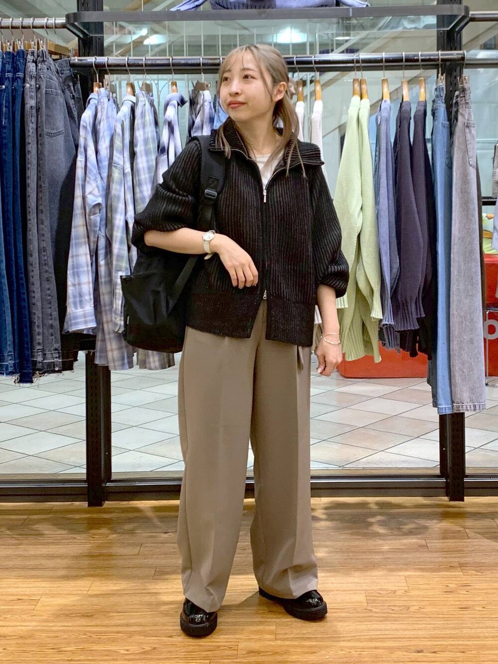 「低身長、カジュアル、きれいめ、休日コーデ、楽ちんコーデ、きれいめカジュアル_LEPSIM、体型カバー、LEPSIM、着痩せ・細見え、ゆったり、ラフ、ニット、ワイドパンツ、入学式・卒業式、デート/ロマンティック」｜「LEPSIMの7ゲージ配色リブZIPカーディガン　133274（カーディガン/ボレロ、ブラック系）」を使った、daharalepsimさん（レディース・151cm）の冬コーディネートの5枚目の写真