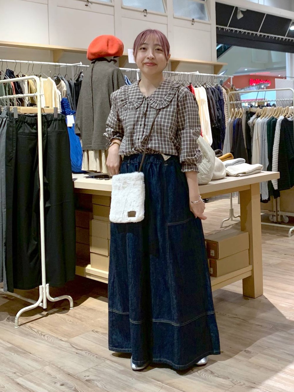 ブルー系のデニムパンツ、その他のパンプス、ベージュ系のシャツ/ブラウスを着用したレディースの秋コーディネートの5枚目の写真