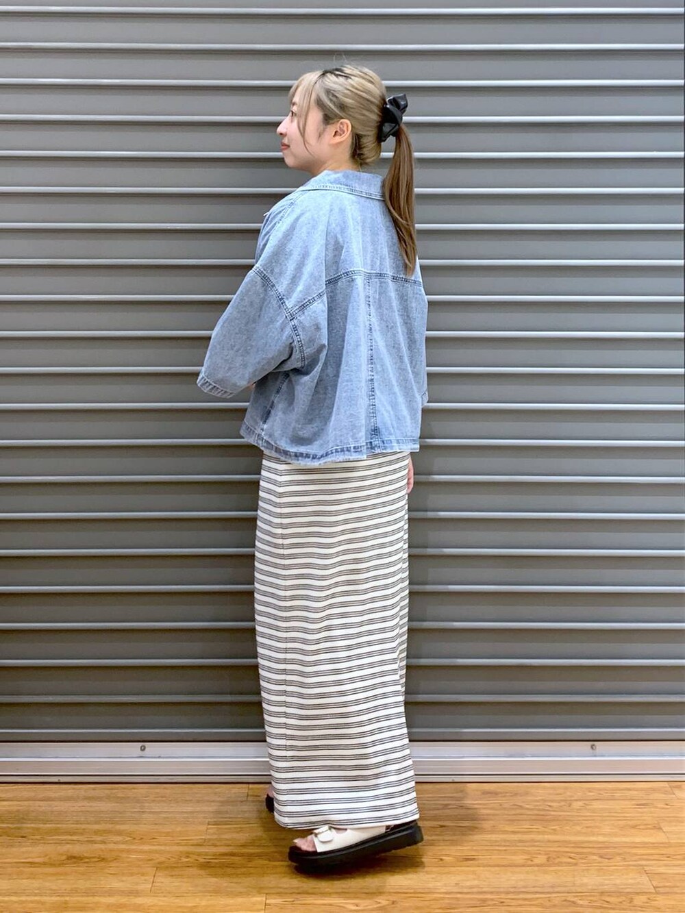 ブラック系のスカート、ホワイト系のサンダル、ホワイト系のショルダーバッグを着用したレディースの夏コーディネートの4枚目の写真