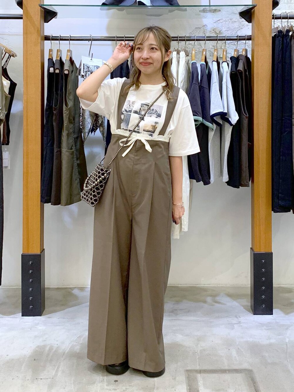 ブラック系のショルダーバッグ、ブラウン系のその他パンツ、ブラック系のサンダルを着用したレディースの秋コーディネートの6枚目の写真