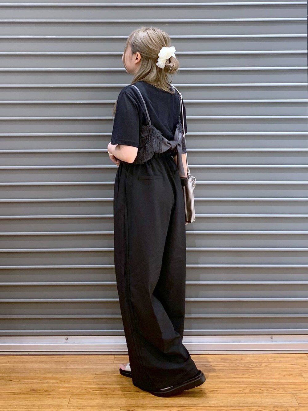 ホワイト系のサンダル、ブラック系のその他パンツ、その他のショルダーバッグを着用したレディースの夏コーディネートの3枚目の写真