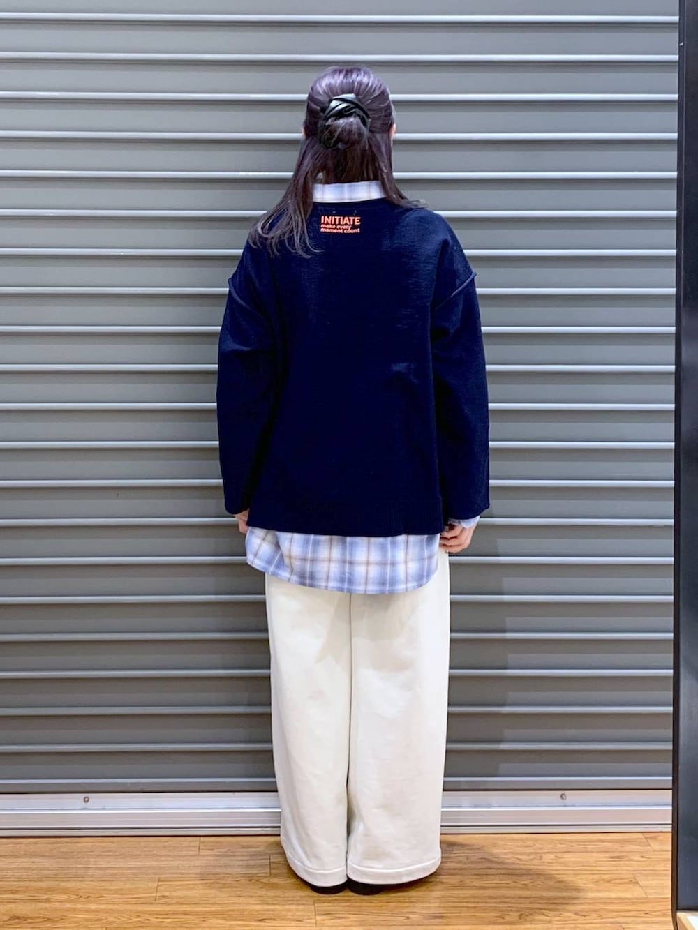 ブルー系のシャツ/ブラウス、ブラック系のローファー、ブルー系のニット/セーターを着用したレディースの春コーディネートの2枚目の写真