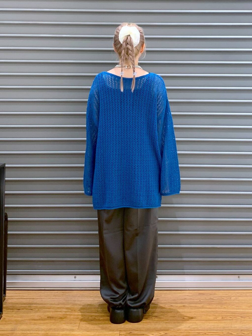 ブルー系のニット/セーター、グレー系のショルダーバッグ、ブラック系のサンダルを着用したレディースの秋コーディネートの2枚目の写真