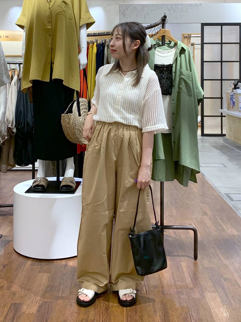 ホワイト系のサンダル、ベージュ系のその他パンツ、ブラック系のショルダーバッグを着用したレディースの夏コーディネートの4枚目の写真