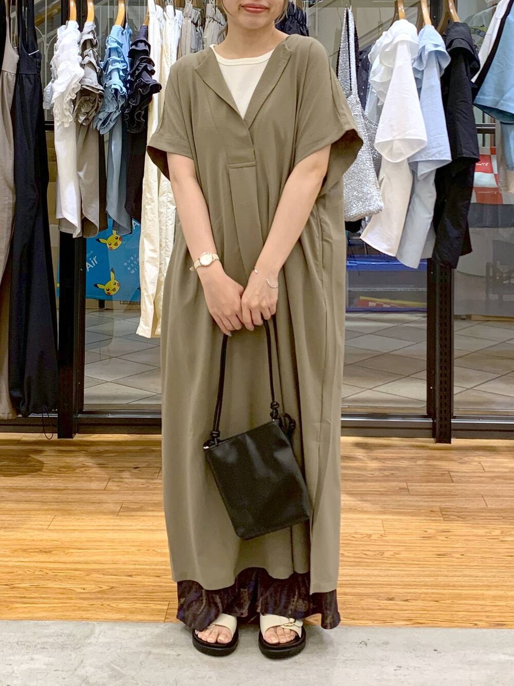 ブラウン系のワンピース、ホワイト系のタンクトップ、ブラウン系のその他パンツを着用したレディースの夏コーディネートの4枚目の写真