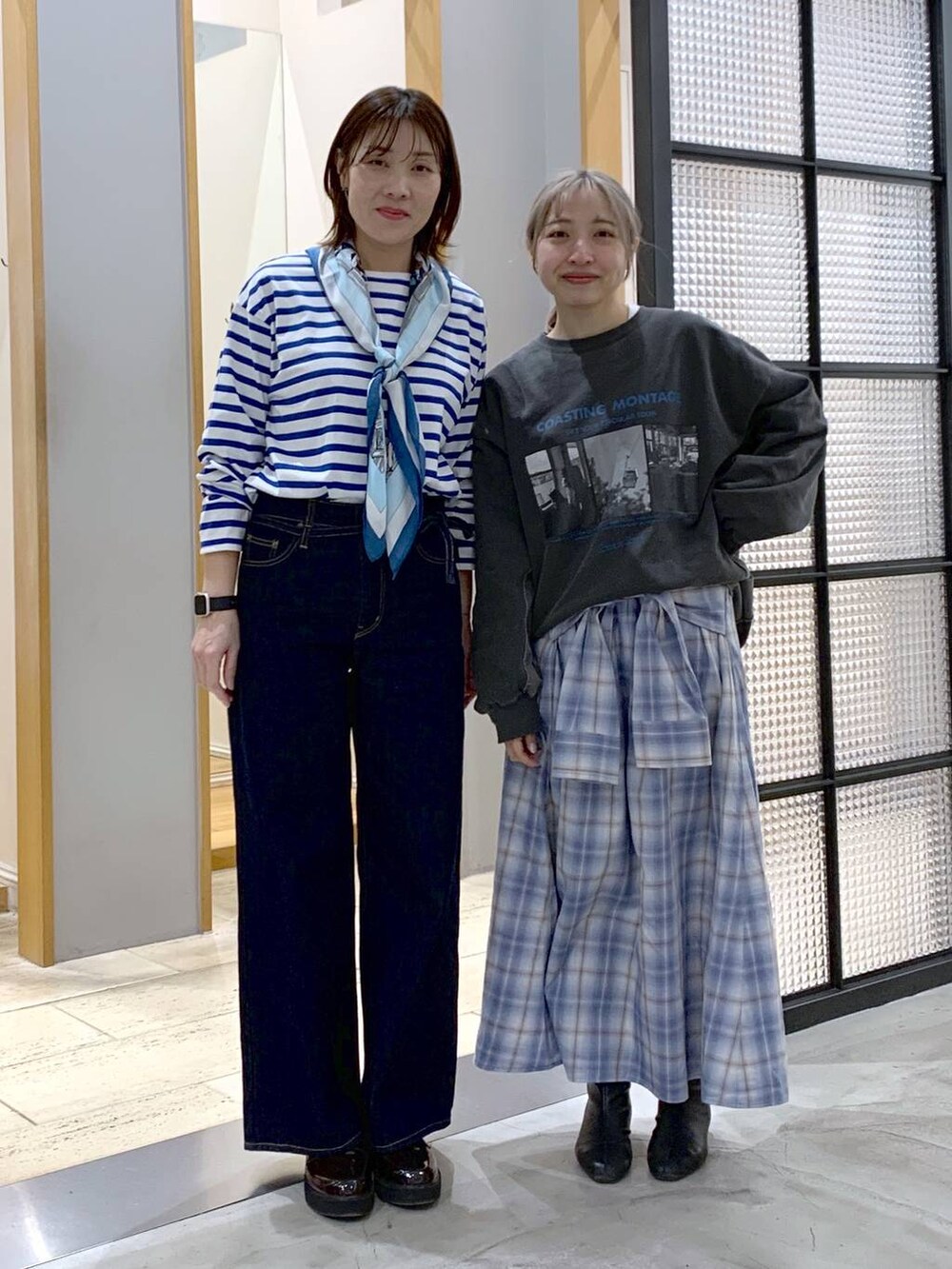 ブルー系のスカート、ブルー系のデニムパンツ、ブラウン系のローファーを着用したレディースの冬コーディネートの4枚目の写真