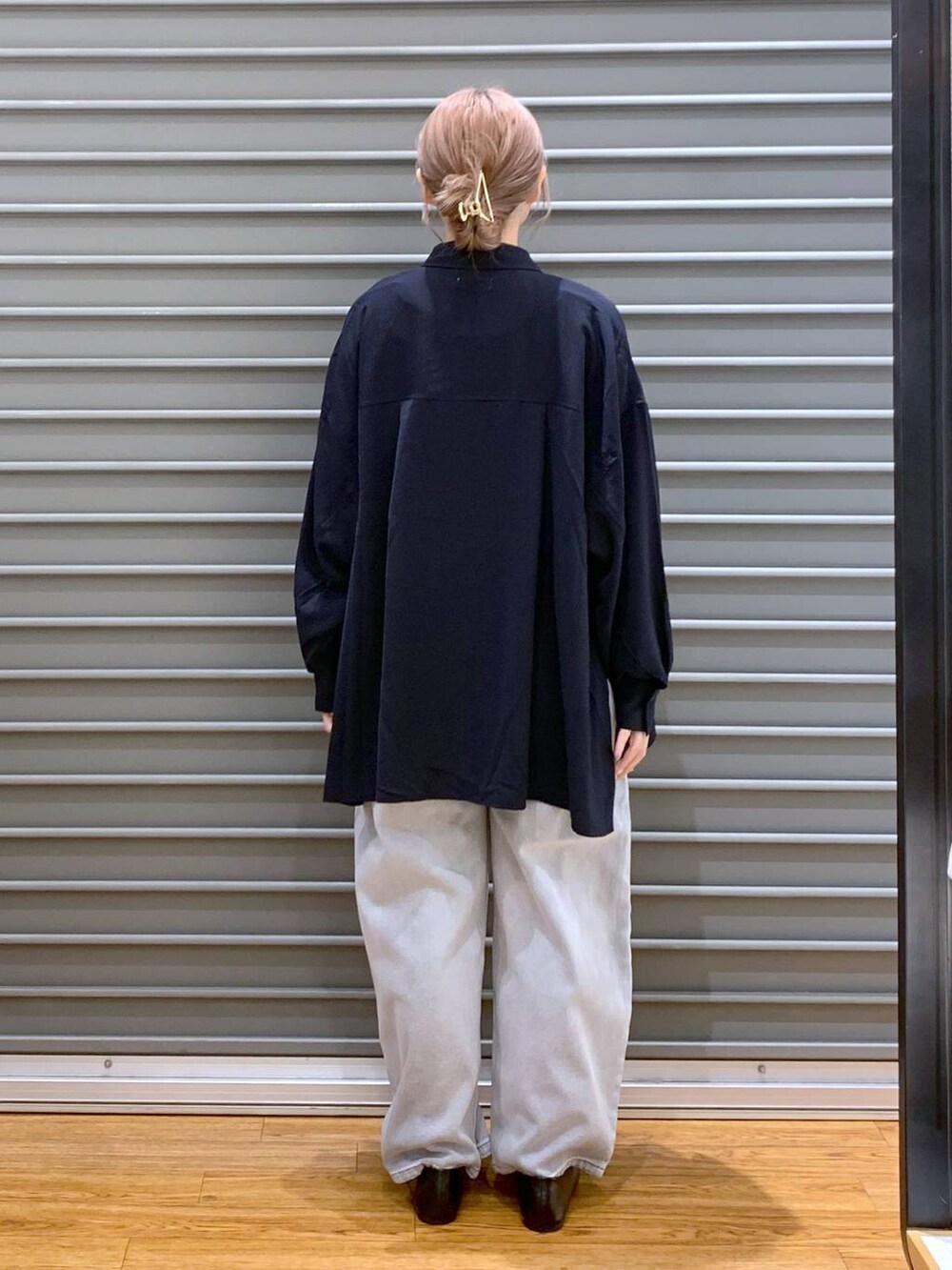 ブラック系のTシャツ/カットソー、シルバー系のショルダーバッグ、ブラック系のパンプスを着用したレディースの秋コーディネートの2枚目の写真