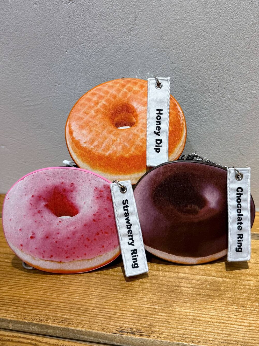 ピンク系のキーホルダー、ブラウン系のキーホルダー、ベージュ系のポーチを着用したレディースの冬コーディネートの2枚目の写真