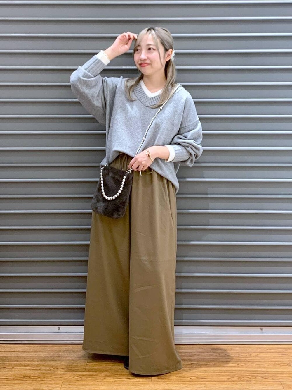 ブラウン系のその他パンツ、グレー系のニット/セーター、ブラック系のブーツを着用したレディースの冬コーディネートの6枚目の写真