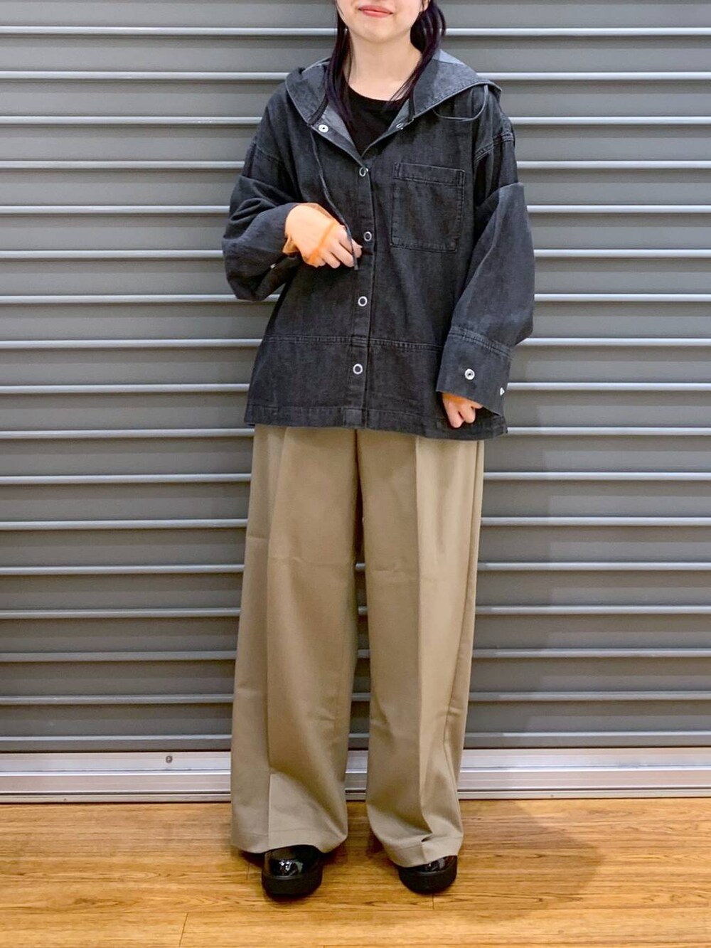 ブラック系のTシャツ/カットソー、ブラック系のショルダーバッグ、ブラック系のローファーを着用したレディースの春コーディネートの5枚目の写真