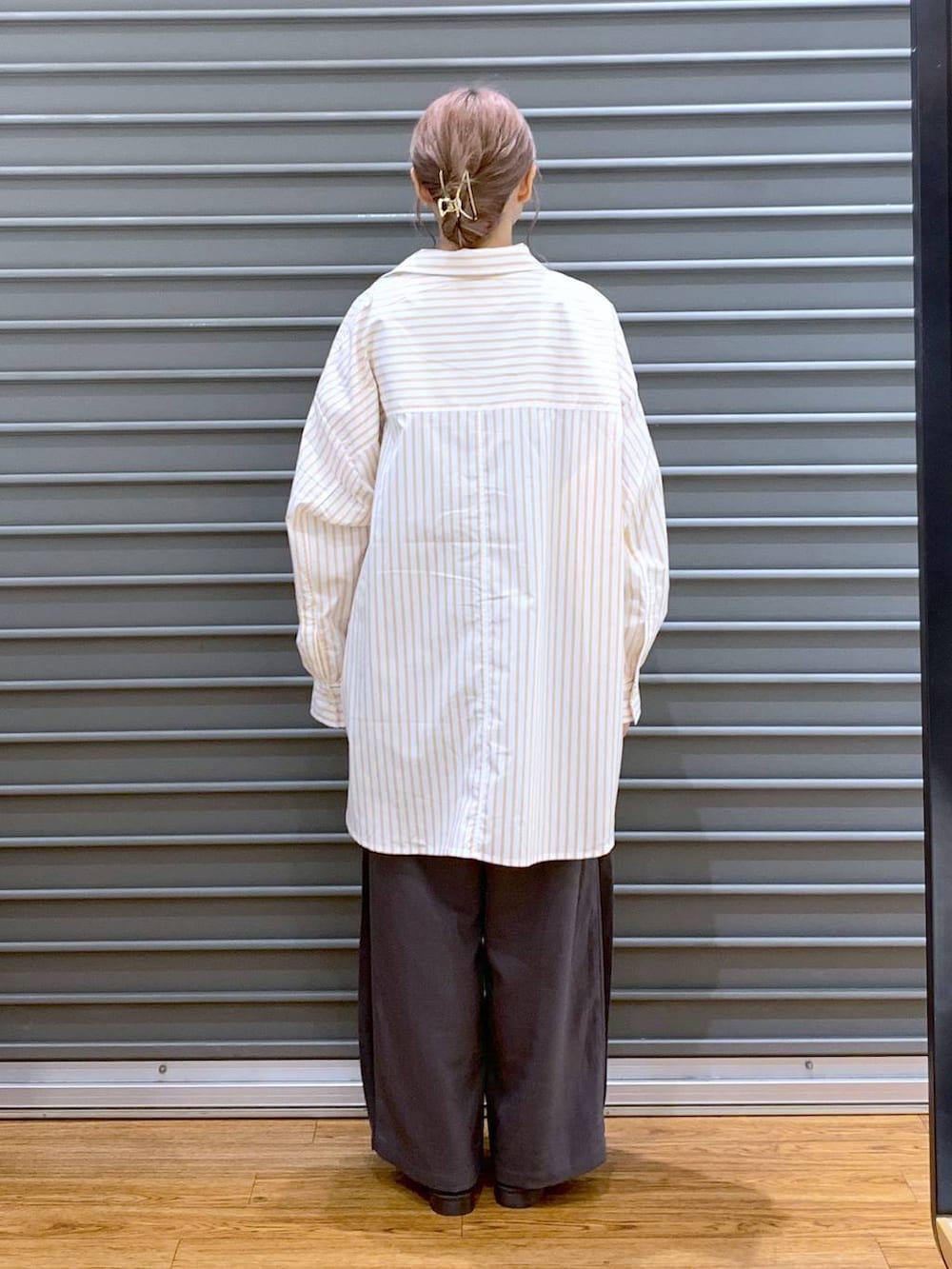 ベージュ系のショルダーバッグ、ブラウン系のローファー、グレー系のその他パンツを着用したレディースの秋コーディネートの2枚目の写真