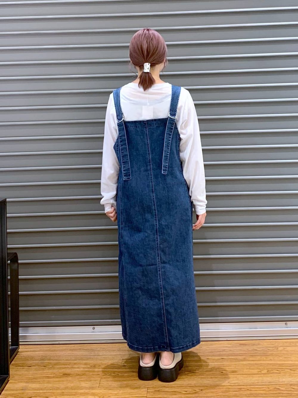 シルバー系のトートバッグ、ホワイト系のTシャツ/カットソー、ホワイト系のその他シューズを着用したレディースの春コーディネートの2枚目の写真