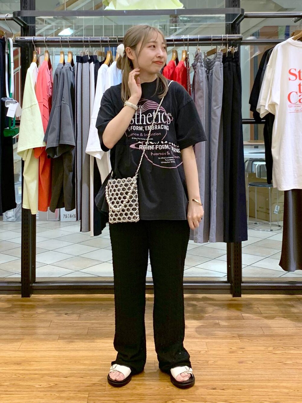 ホワイト系のサンダル、シルバー系のショルダーバッグ、ブラック系のその他パンツを着用したレディースの春コーディネートの7枚目の写真