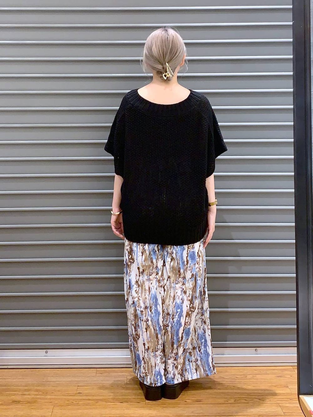 シルバー系のショルダーバッグ、ブルー系のその他パンツ、ホワイト系のサンダルを着用したレディースの春コーディネートの2枚目の写真