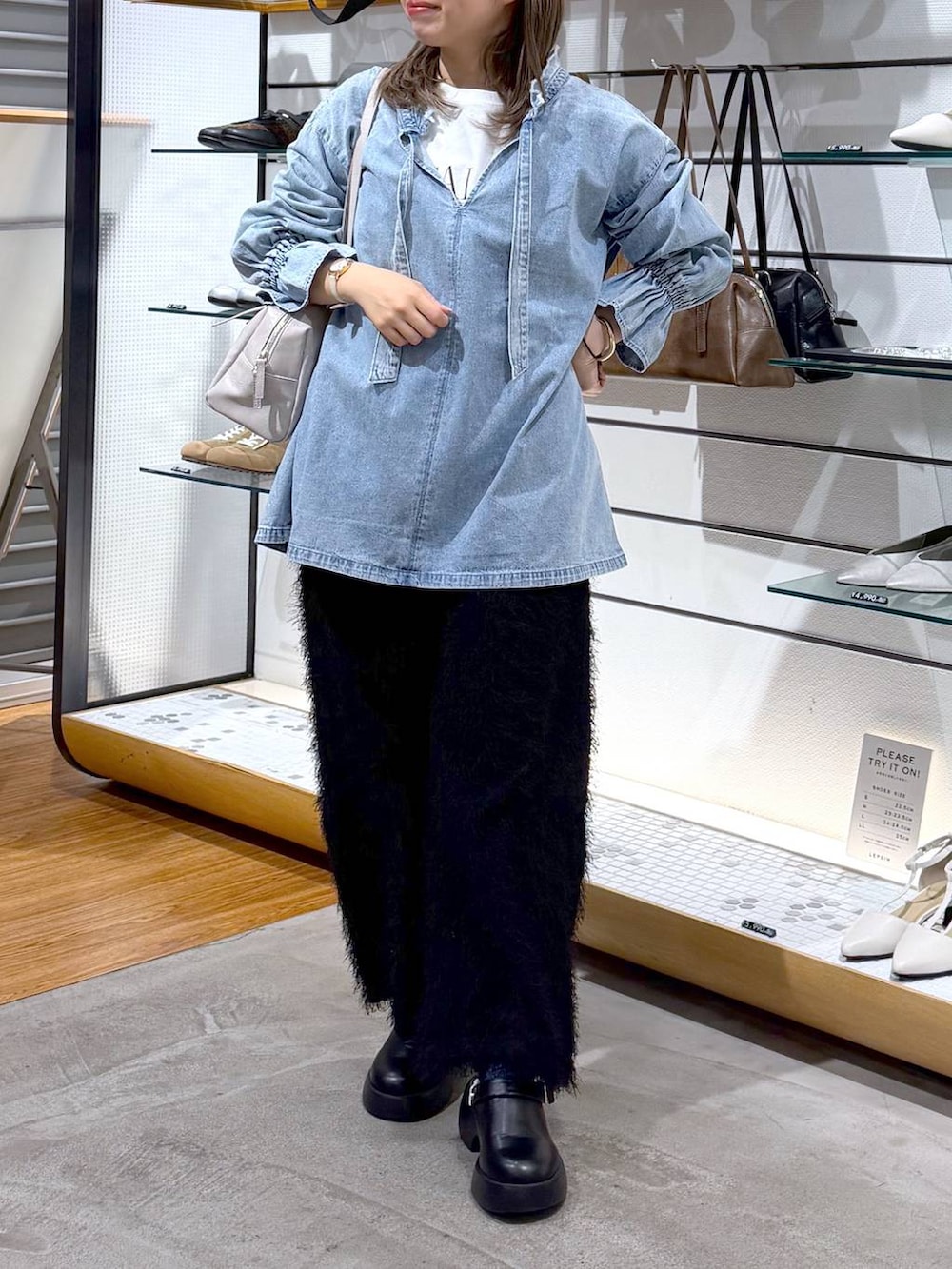 ブラック系のサンダル、グレー系のボストンバッグ、ブラック系のその他パンツを着用したレディースの冬コーディネートの4枚目の写真