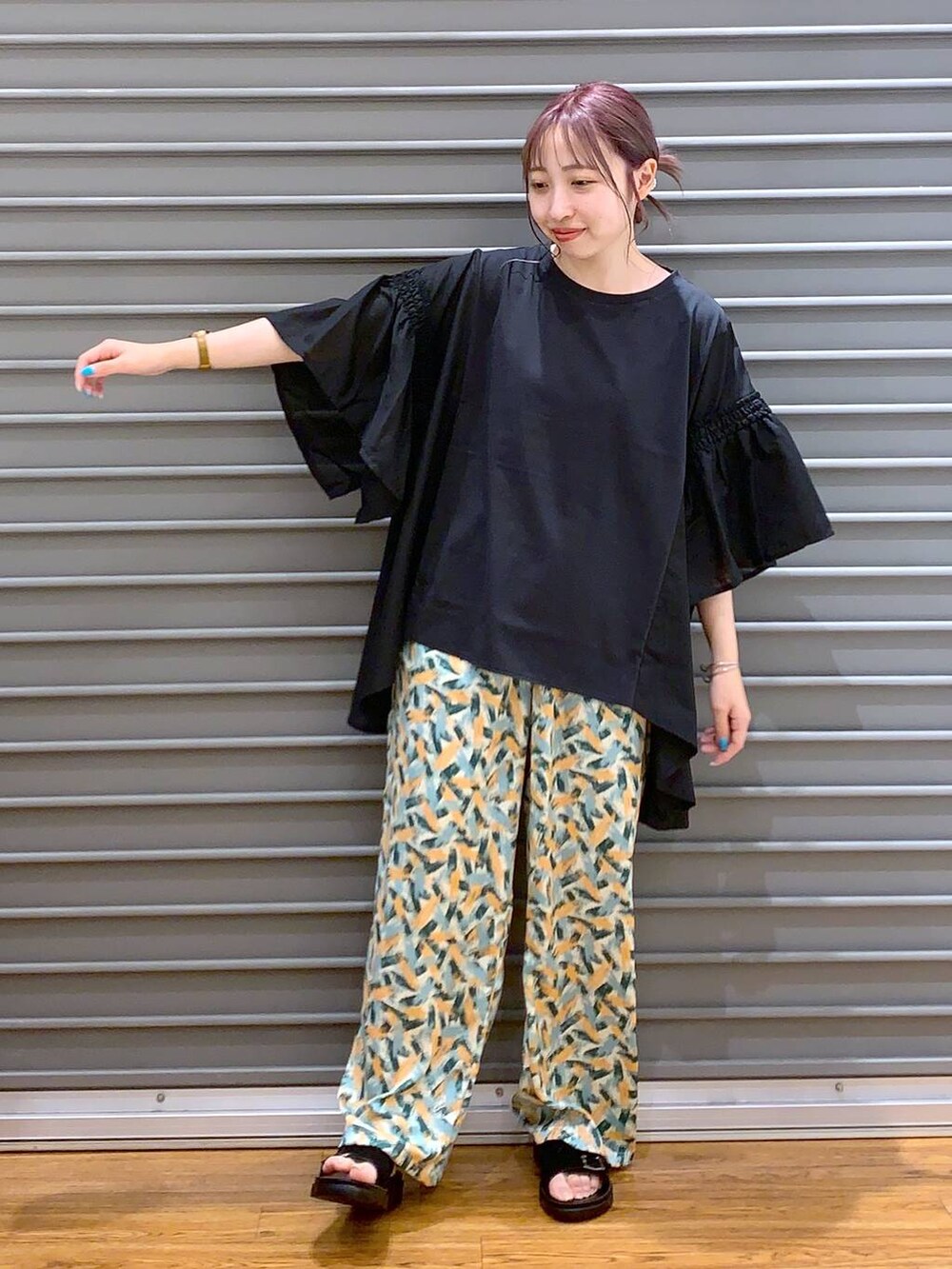 ブラック系のTシャツ/カットソー、グリーン系のその他パンツ、ブラック系のサンダルを着用したレディースの夏コーディネートの4枚目の写真