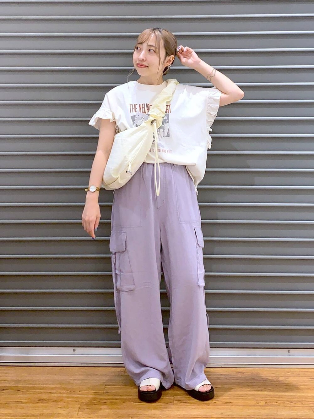 ホワイト系のTシャツ/カットソー、ホワイト系のサンダル、パープル系のカーゴパンツを着用したレディースの夏コーディネートの4枚目の写真