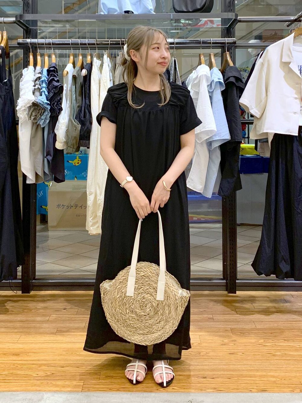 ホワイト系のサンダル、ホワイト系のショルダーバッグ、ブラック系のジャンパースカートを着用したレディースの夏コーディネートの6枚目の写真