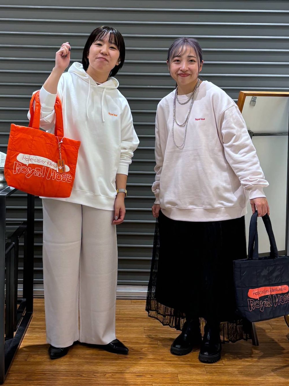 ベージュ系のその他パンツ、ブラック系のスカート、ホワイト系のパーカーを着用したレディースの秋コーディネートの5枚目の写真