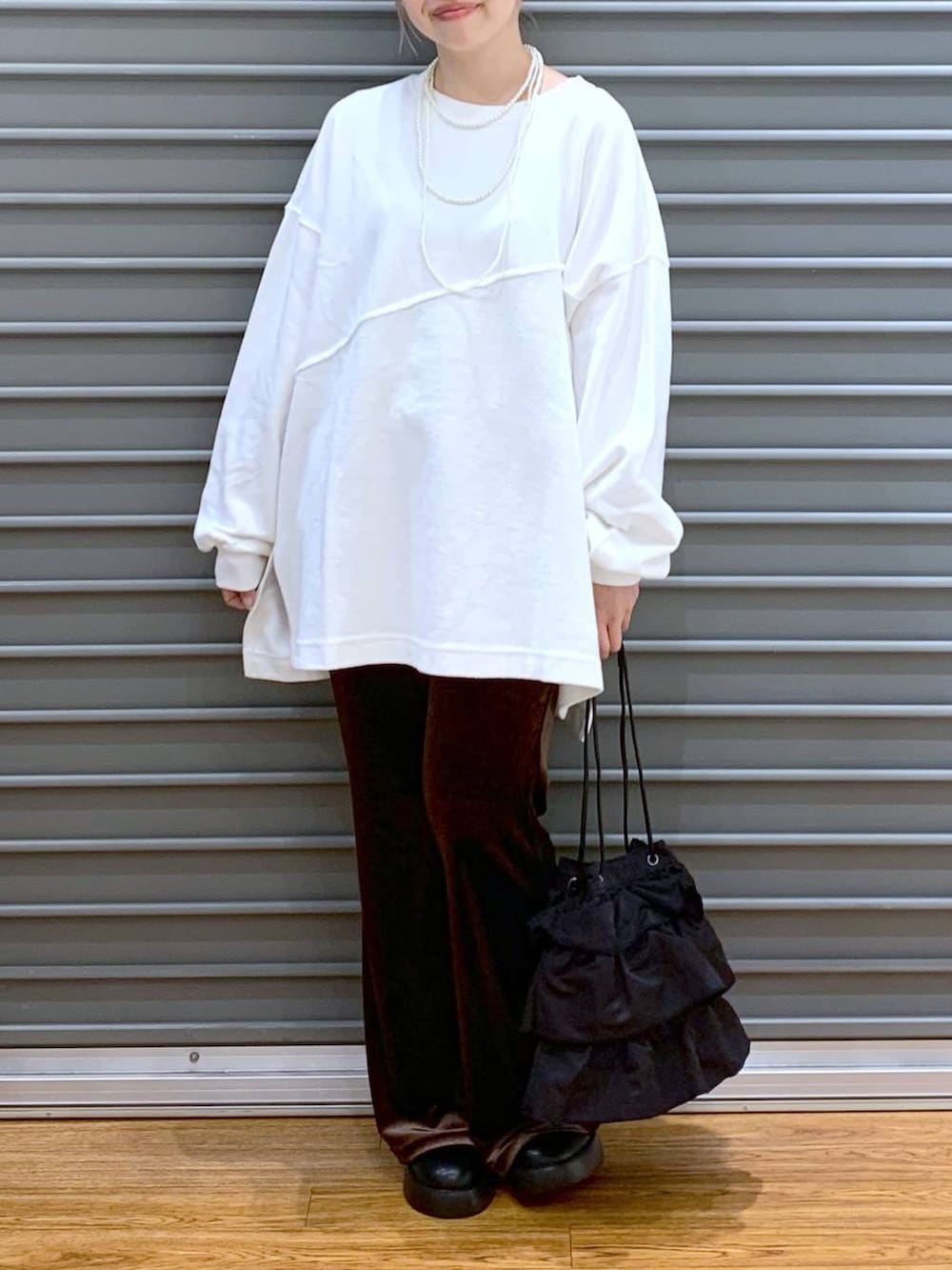 ブラウン系のその他パンツ、ブラック系のサンダル、ブラック系のショルダーバッグを着用したレディースの秋コーディネートの4枚目の写真