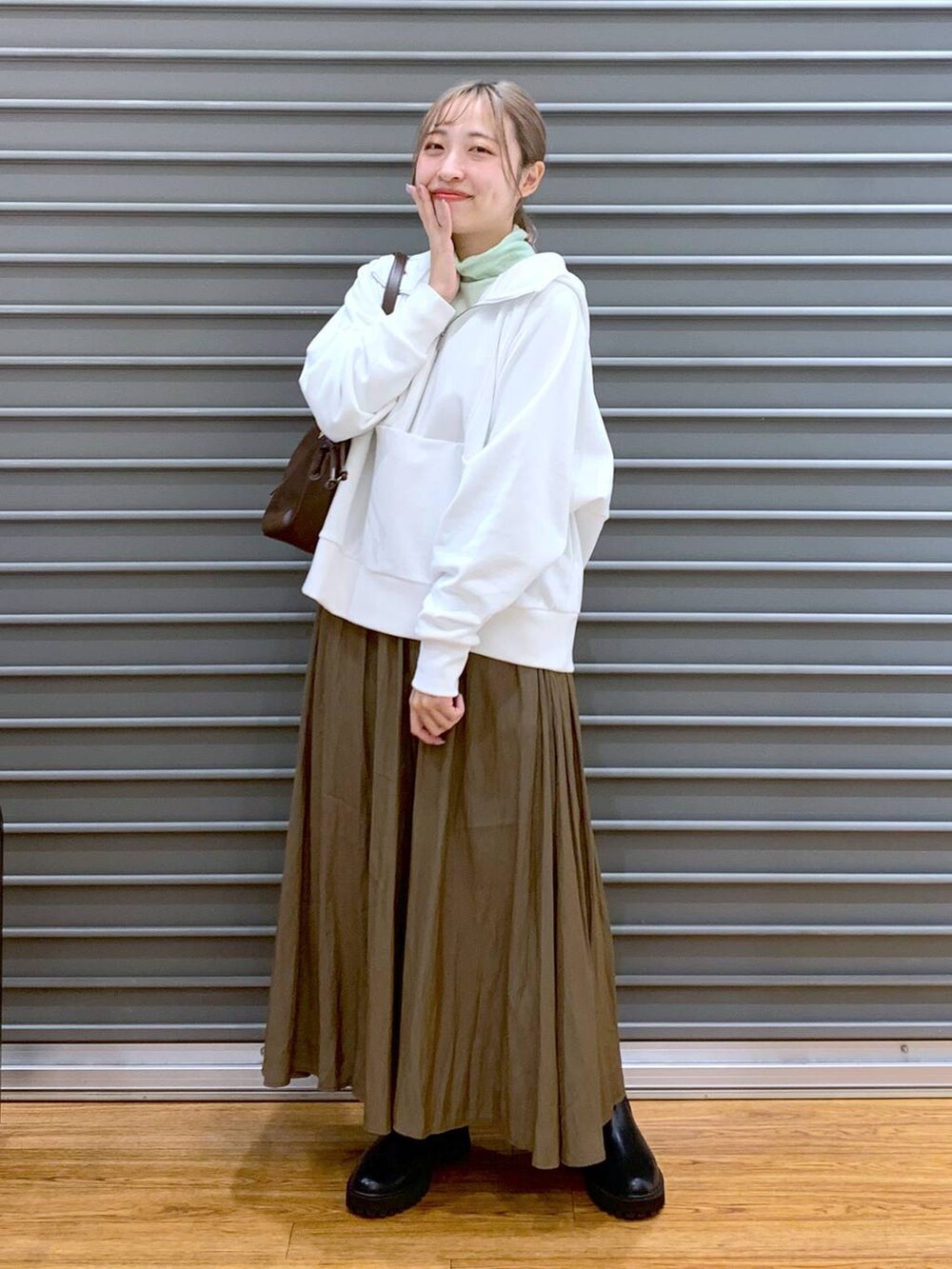 「きれいめカジュアル_LEPSIM、体型カバー、ラフ、LEPSIM、ゆったり、低身長_LEPSIM、低身長、カジュアル、きれいめ、休日コーデ、楽ちんコーデ、着痩せ・細見え、ワイドパンツ、デート/ロマンティック、旅行」｜「LEPSIMのゼロかる厚底ブーツ　132390（ブーツ、ブラック系）」を使った、daharalepsimさん（レディース・151cm）の冬コーディネートの4枚目の写真