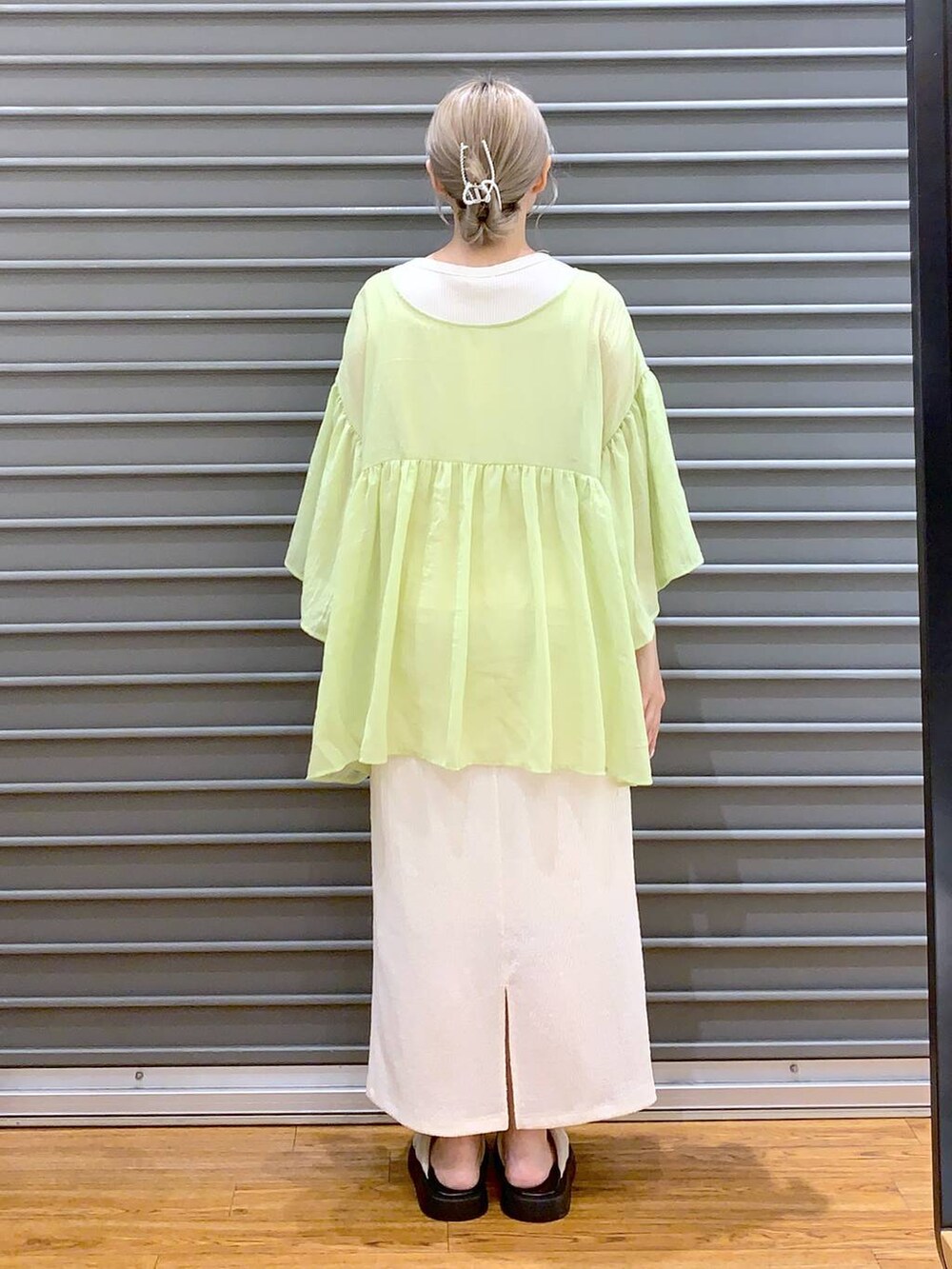 ホワイト系のタンクトップ、イエロー系のシャツ/ブラウス、ホワイト系のスカートを着用したレディースの夏コーディネートの2枚目の写真