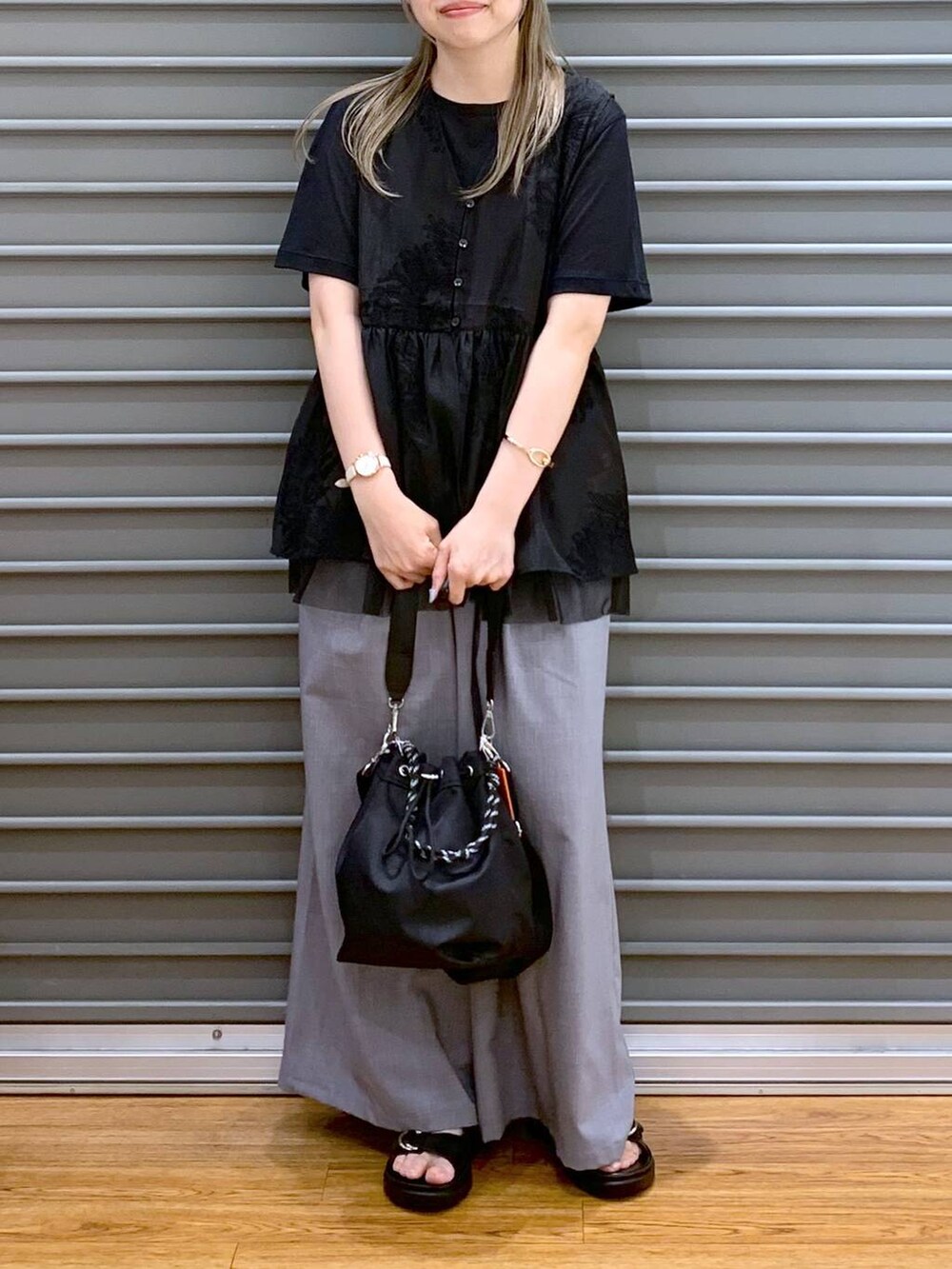 ブラック系のサンダル、グレー系のその他パンツ、ブラック系のショルダーバッグを着用したレディースの夏コーディネートの4枚目の写真