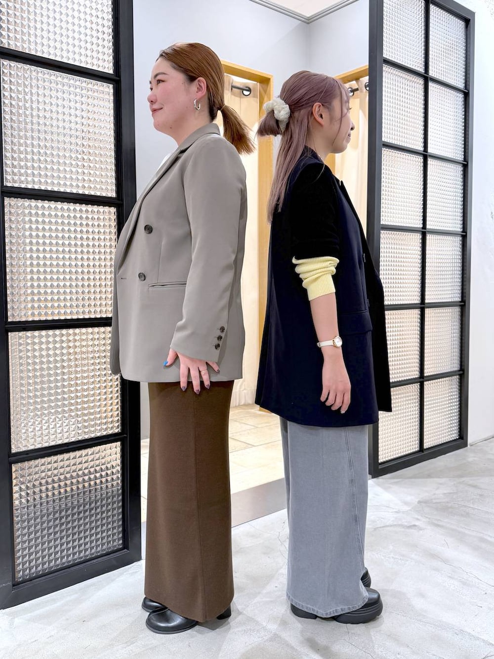 ブラウン系のスカート、ブラック系のニット/セーター、ブラック系のブーツを着用したレディースの冬コーディネートの3枚目の写真