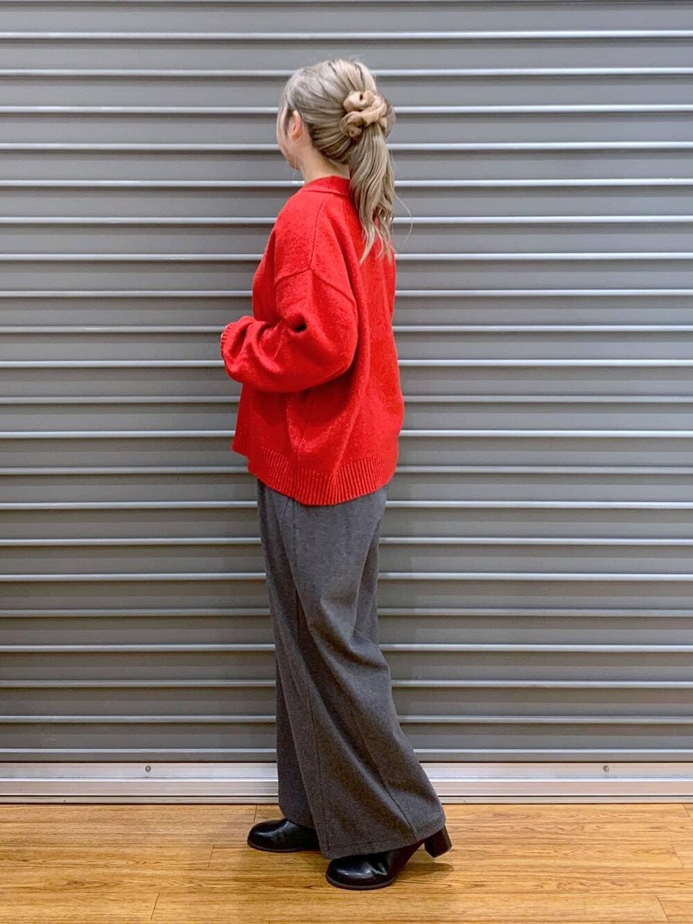 その他のショルダーバッグ、グレー系のその他パンツ、レッド系のニット/セーターを着用したレディースの冬コーディネートの3枚目の写真