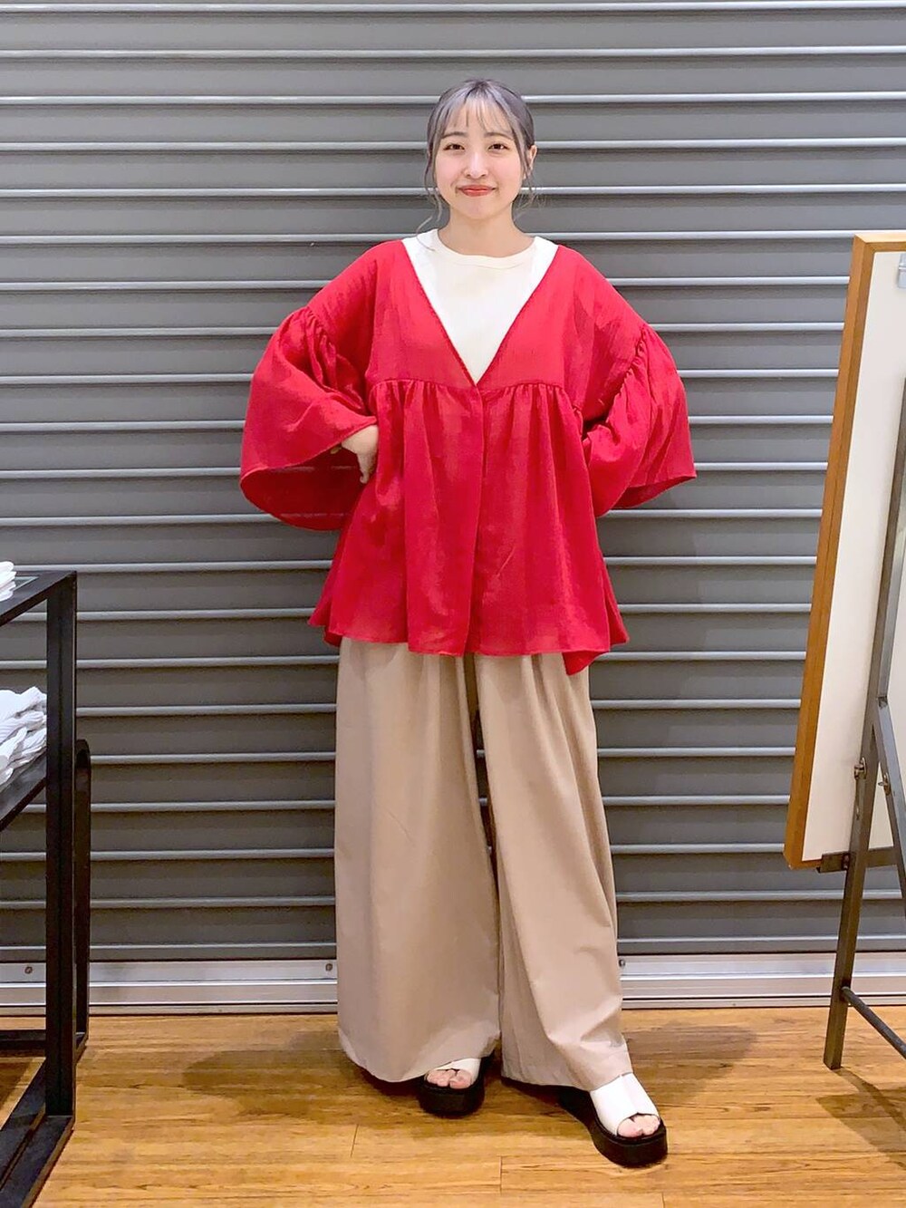 ホワイト系のかごバッグ、ホワイト系のタンクトップ、ホワイト系のサンダルを着用したレディースの夏コーディネートの4枚目の写真