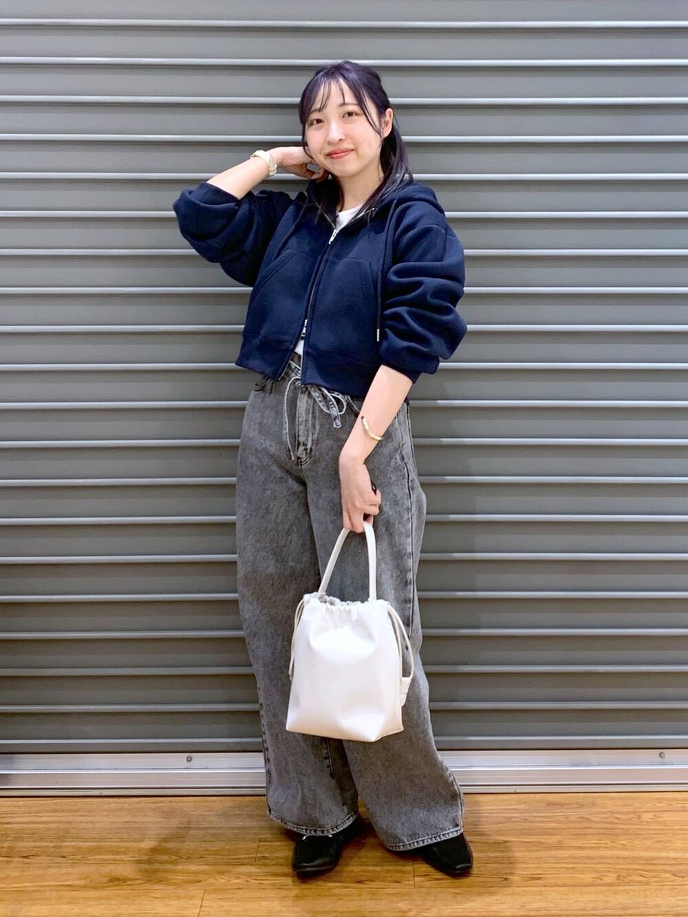 ブラック系のローファー、グレー系のデニムパンツ、ブルー系のパーカーを着用したレディースの春コーディネートの7枚目の写真