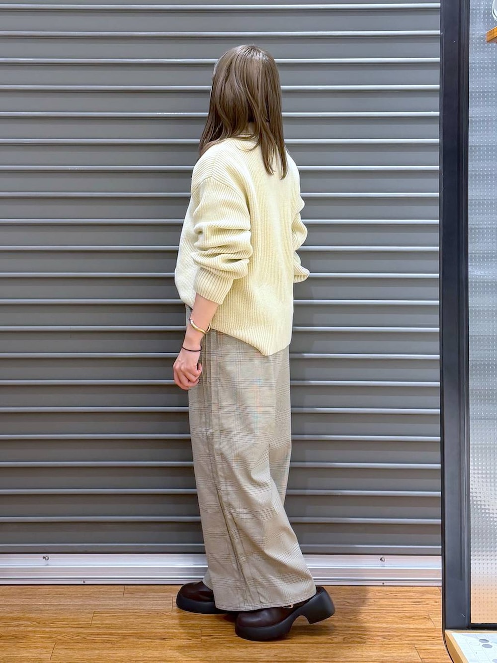 ブラウン系のサンダル、ブラック系のボストンバッグ、その他のその他パンツを着用したレディースの春コーディネートの3枚目の写真