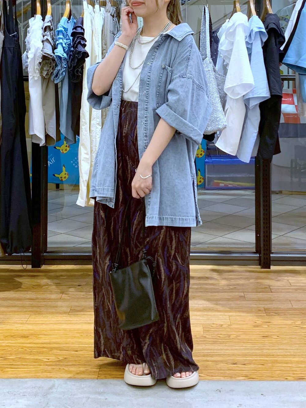 ブルー系のシャツ/ブラウス、ホワイト系のタンクトップ、ブラウン系のその他パンツを着用したレディースの夏コーディネートの5枚目の写真