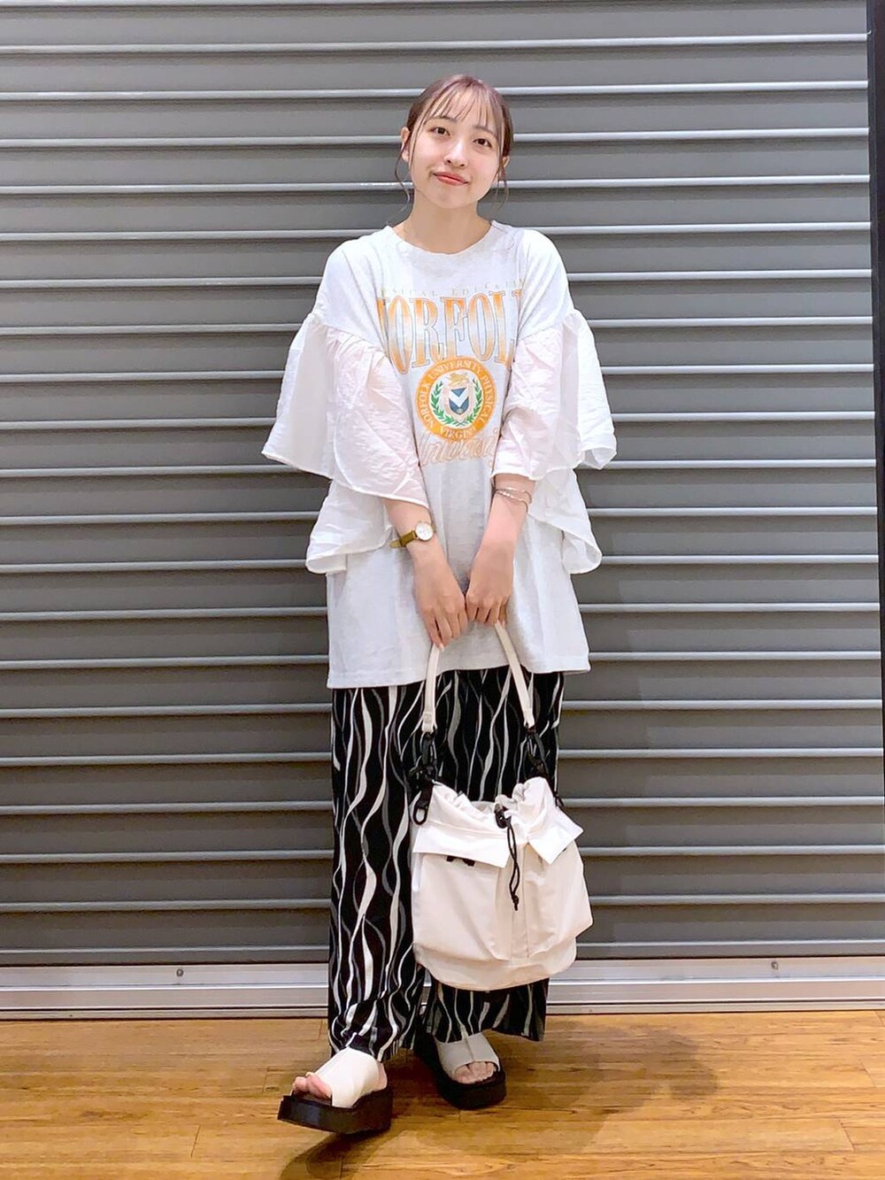 ホワイト系のショルダーバッグ、ホワイト系のサンダル、ブラック系のその他パンツを着用したレディースの夏コーディネートの4枚目の写真