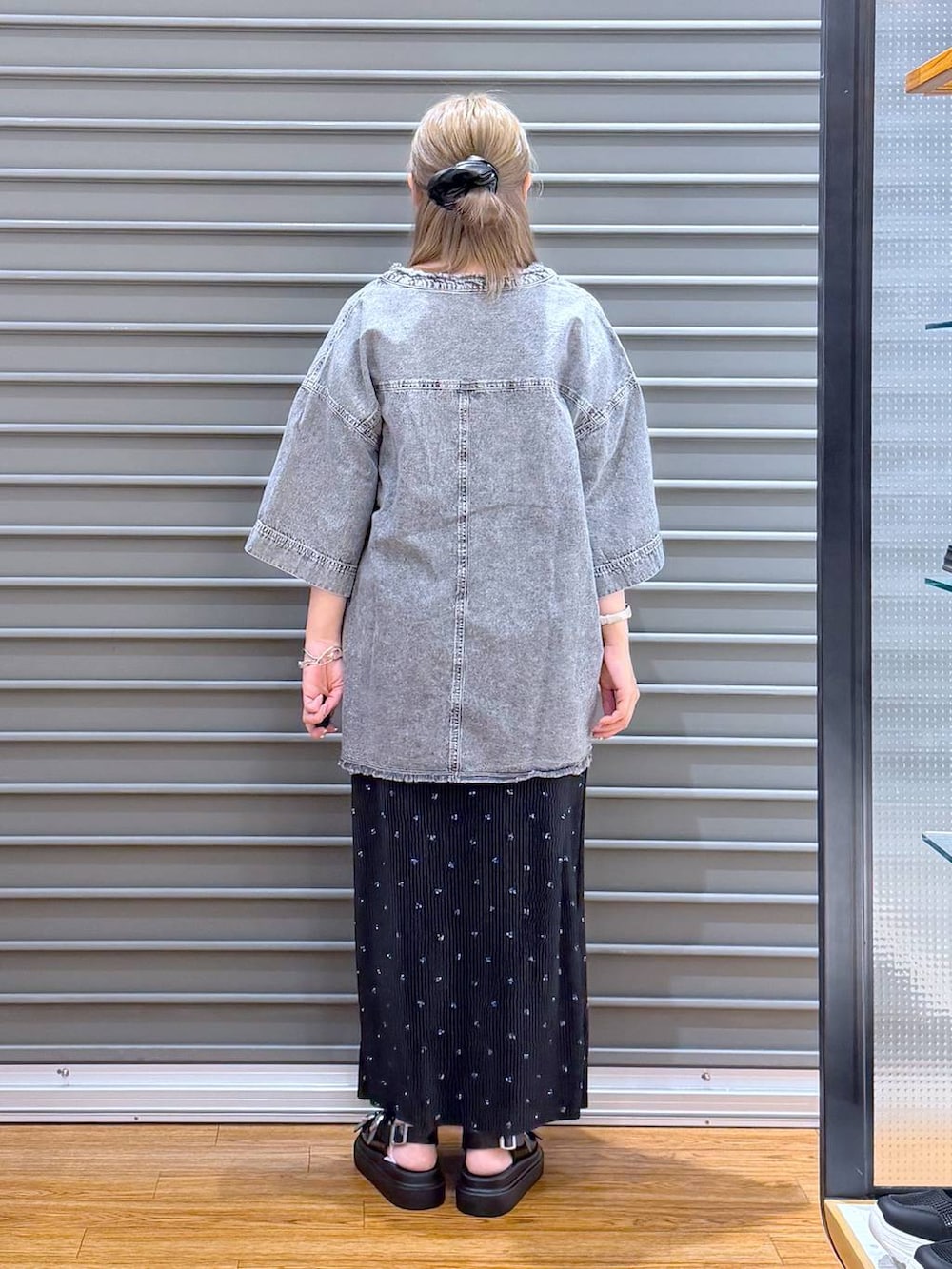 ブラック系のサンダル、ブラック系のスカート、ブラック系のシャツ/ブラウスを着用したレディースの夏コーディネートの2枚目の写真