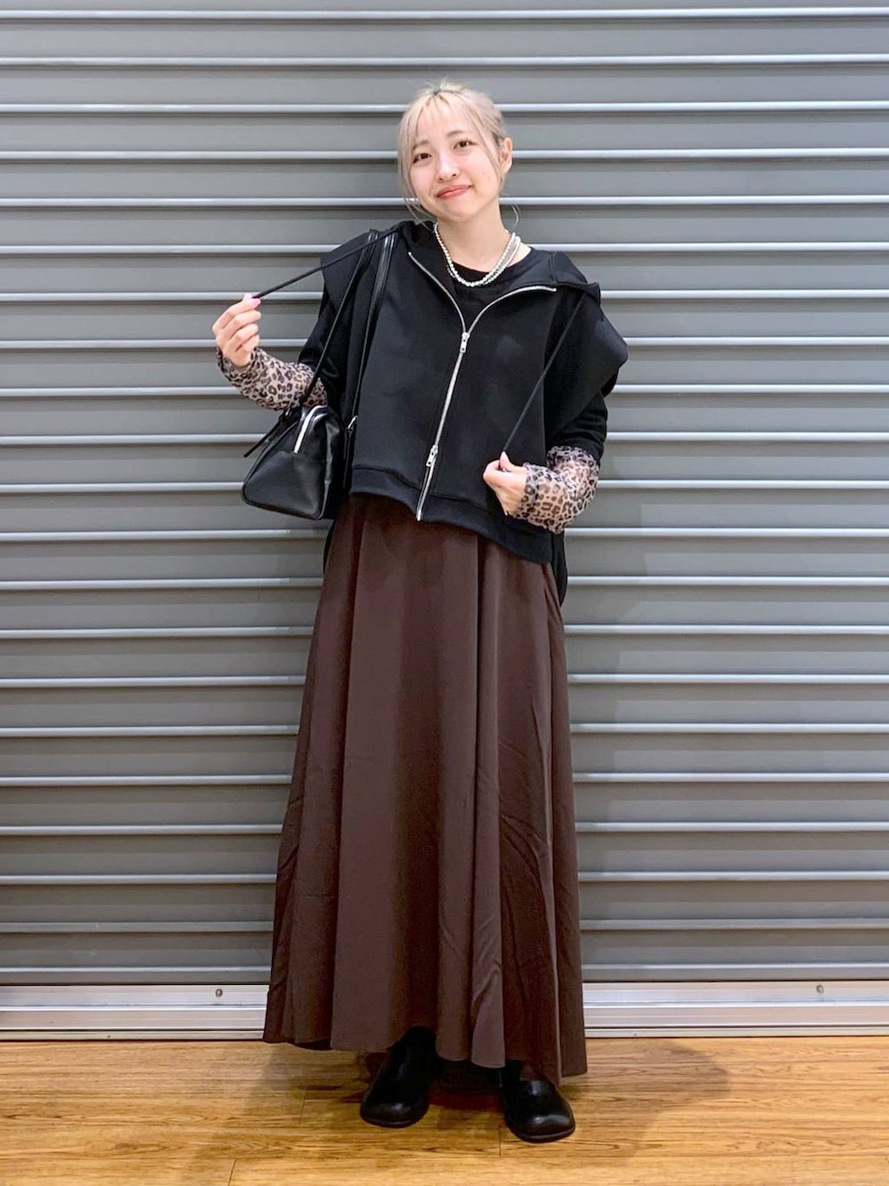 その他のTシャツ/カットソー、ブラック系のその他シューズ、ブラック系のベストを着用したレディースの秋コーディネートの5枚目の写真