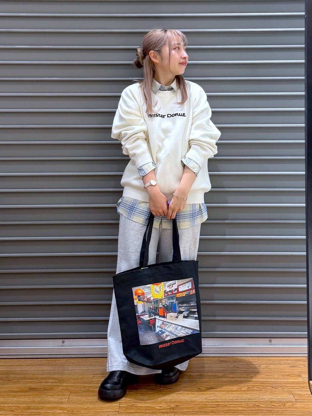 ブラック系のサンダル、ホワイト系のニット/セーター、グレー系のトートバッグを着用したレディースの冬コーディネートの5枚目の写真