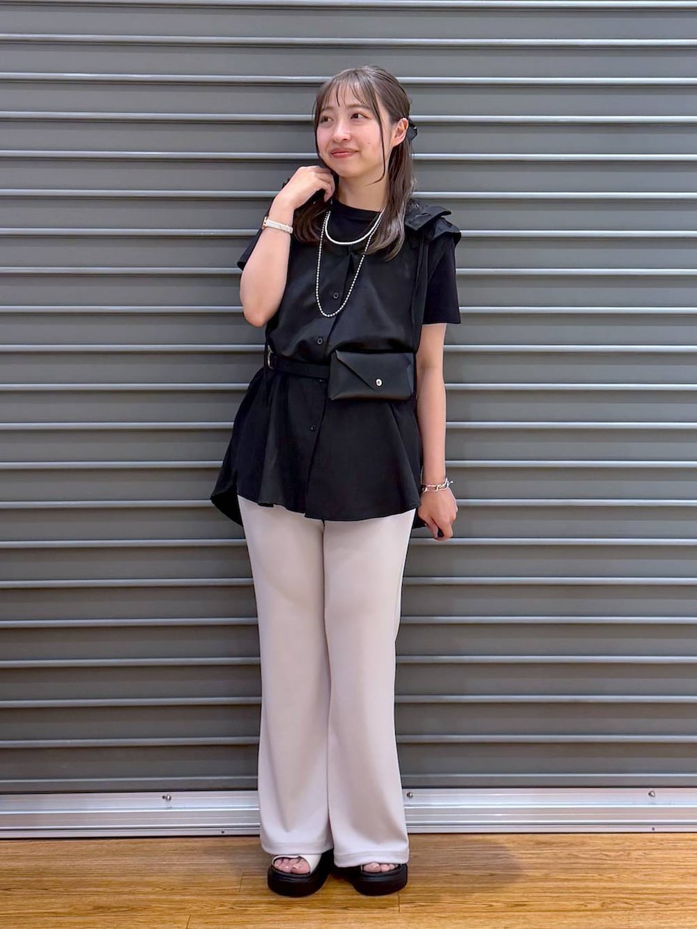 ホワイト系のサンダル、ブラック系のTシャツ/カットソー、ブラック系のシャツ/ブラウスを着用したレディースの夏コーディネートの6枚目の写真