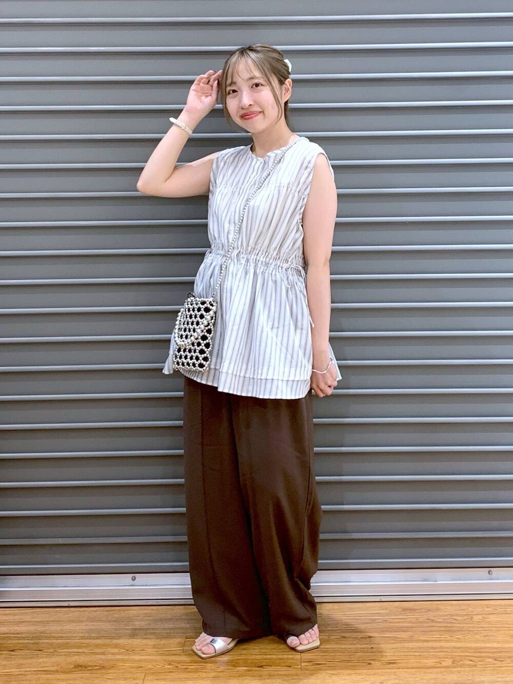 ブラウン系のその他パンツ、シルバー系のショルダーバッグ、ベージュ系のサンダルを着用したレディースの夏コーディネートの5枚目の写真