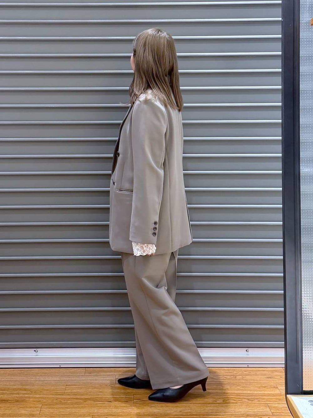 ブラウン系のその他パンツ、ブラウン系のテーラードジャケット、ホワイト系のTシャツ/カットソーを着用したレディースの冬コーディネートの3枚目の写真