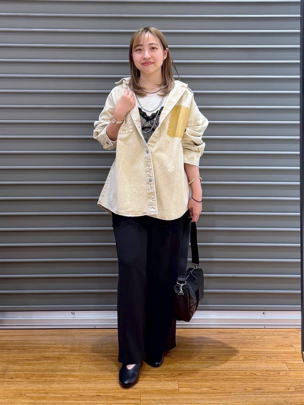 ホワイト系のTシャツ/カットソー、ベージュ系のシャツ/ブラウス、ブラック系のその他パンツを着用したレディースの春コーディネートの5枚目の写真