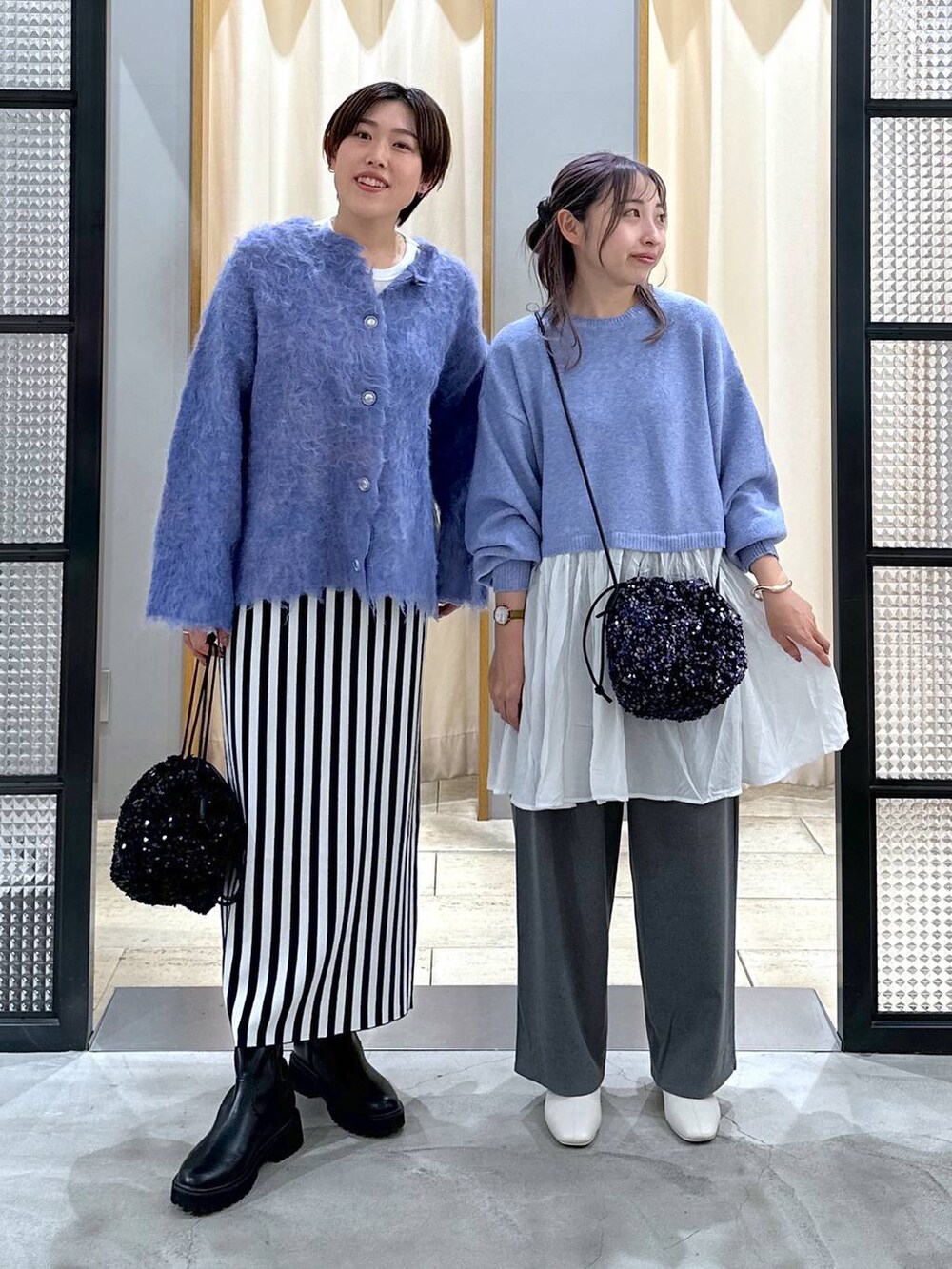 ブラック系のブーツ、ブラック系のショルダーバッグ、ブルー系のショルダーバッグを着用したレディースの秋コーディネートの6枚目の写真