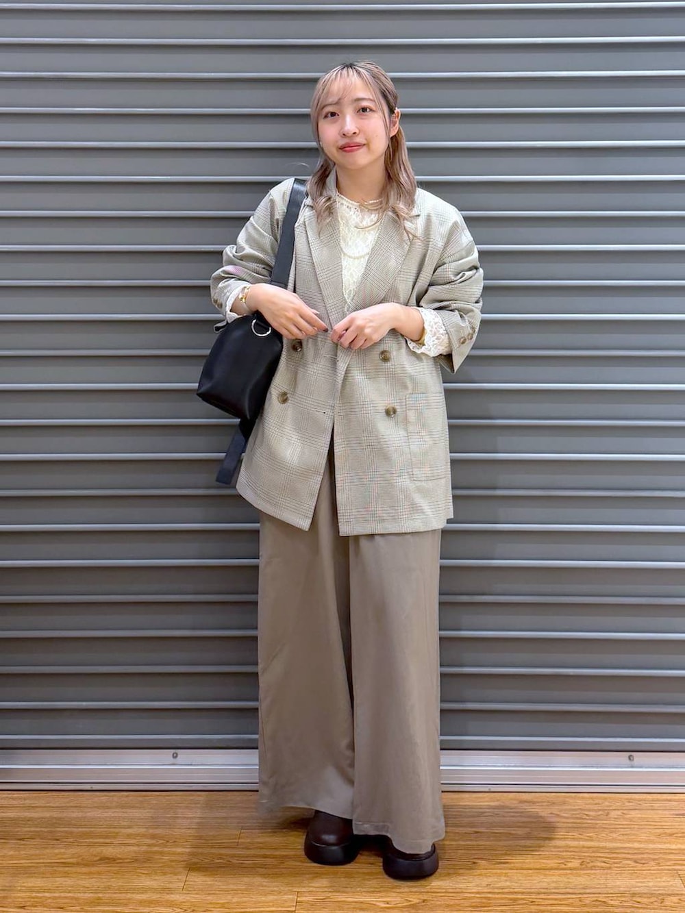 ブラック系のショルダーバッグ、ブラウン系のサンダル、グリーン系のその他パンツを着用したレディースの春コーディネートの6枚目の写真