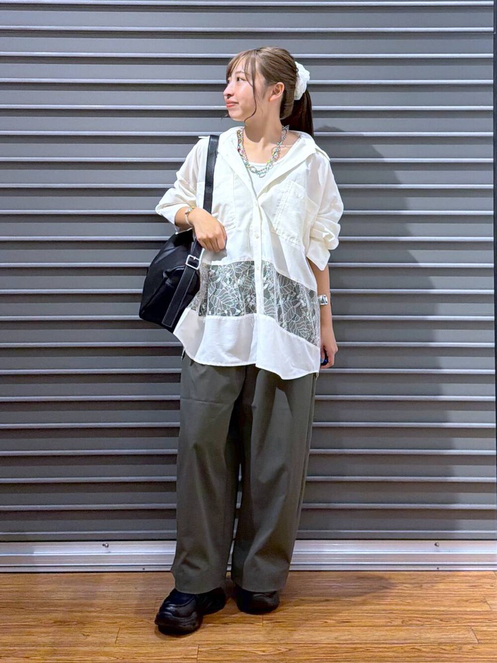 ホワイト系のシャツ/ブラウス、ブラック系のローファー、グリーン系のその他パンツを着用したレディースの秋コーディネートの4枚目の写真