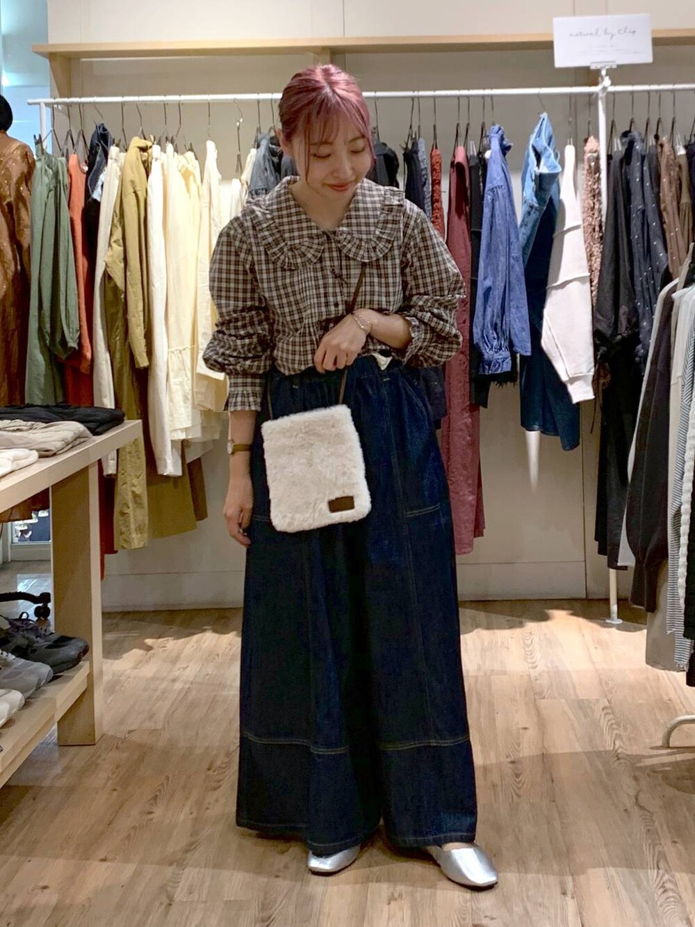 ブルー系のデニムパンツ、その他のパンプス、ベージュ系のシャツ/ブラウスを着用したレディースの秋コーディネートの3枚目の写真