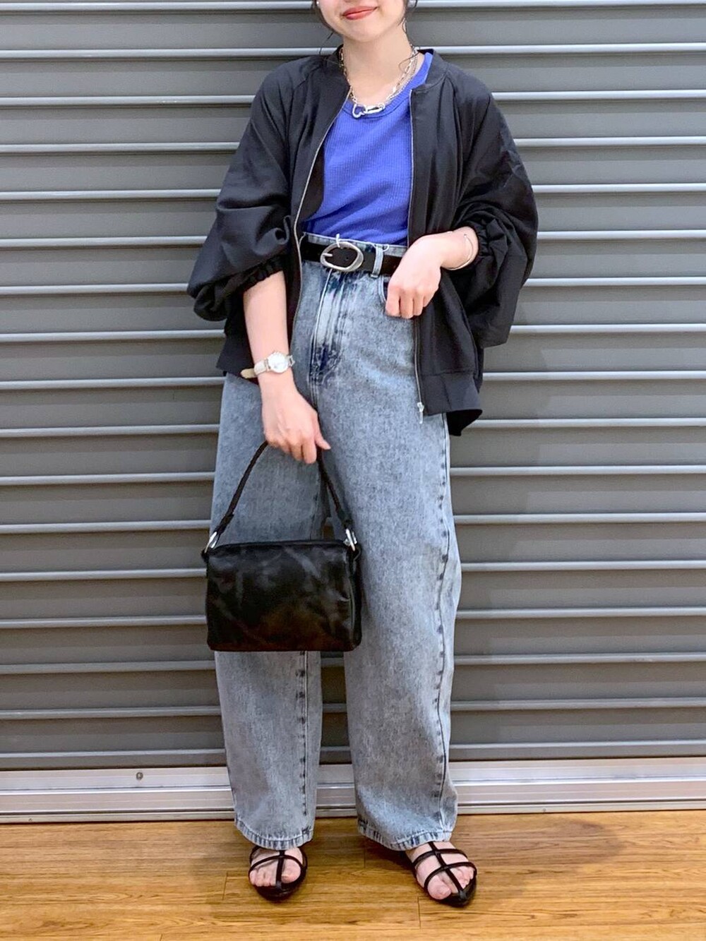 ブルー系のデニムパンツ、パープル系のTシャツ/カットソー、グレー系のブルゾンを着用したレディースの春コーディネートの6枚目の写真